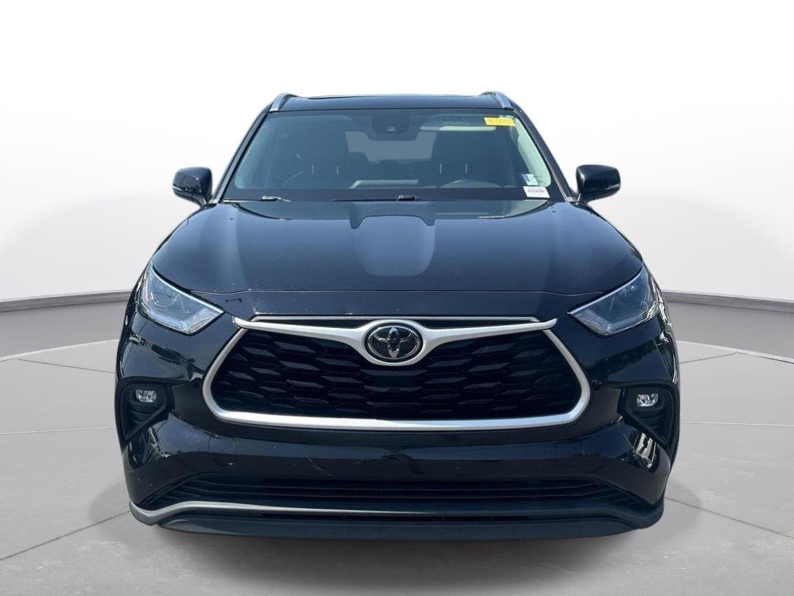 Used 2021 Midnight Black Metallic Toyota XLE image 3