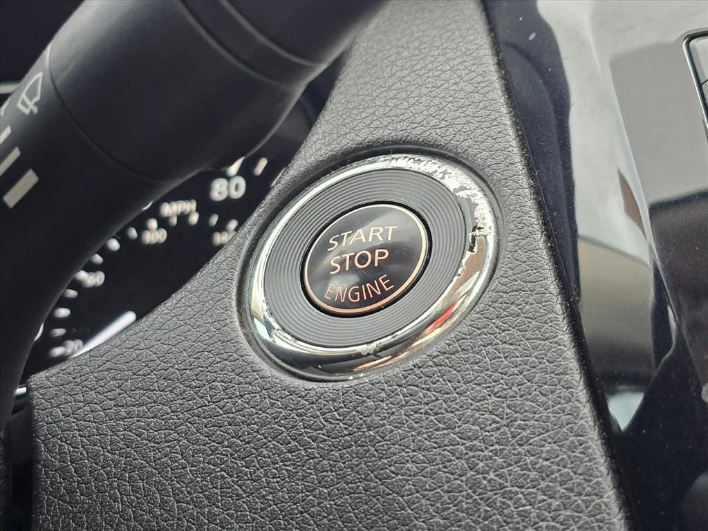 Used 2015 White Nissan SL image 18
