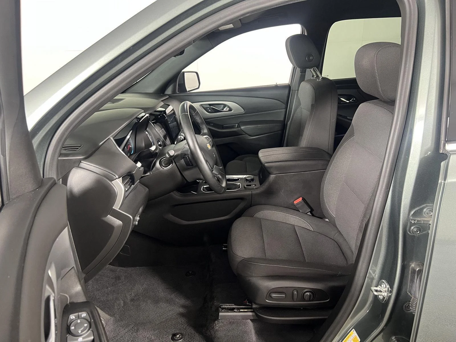 Used 2023 Silver Sage Metallic Chevrolet LT Cloth image 10