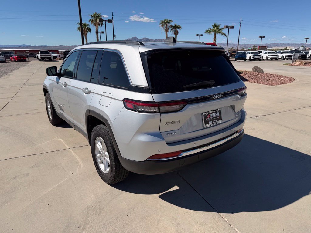 Used 2025 Silver Jeep Laredo image 4