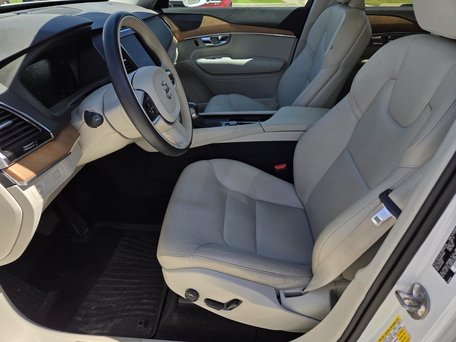 Used 2022 Crystal White Metallic Volvo Momentum image 26