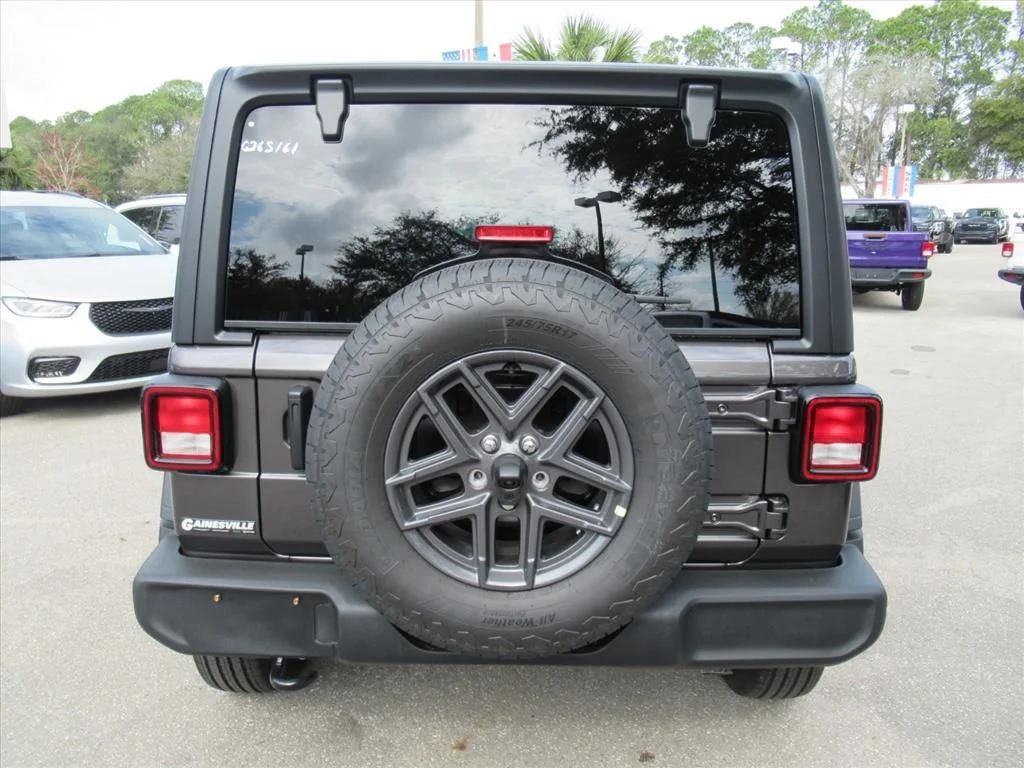 New 2026 Granite Crystal Metallic Clearcoat Jeep Sport S image 6