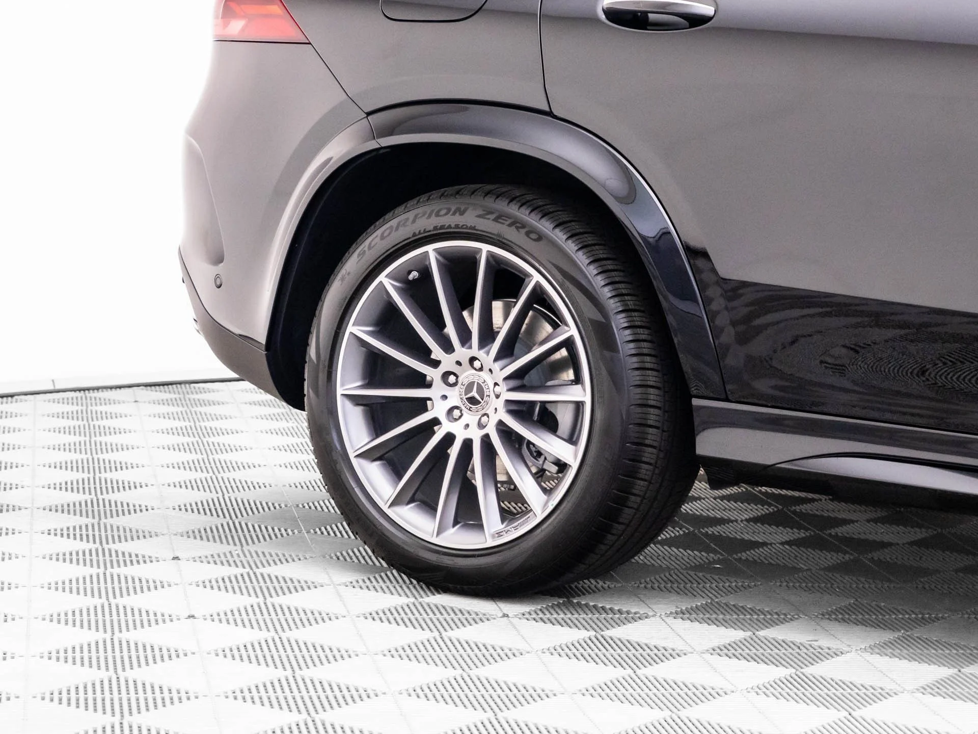 New 2026 Black Mercedes-Benz GLE 450 image 38