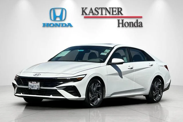 Used 2025 White Hyundai SEL Convenience image 9