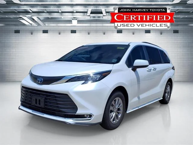 2024 Toyota Sienna XLE 7-Passenger Hybrid FWD's photo
