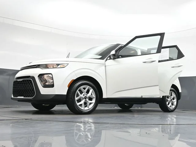 Used 2020 White Kia S image 46