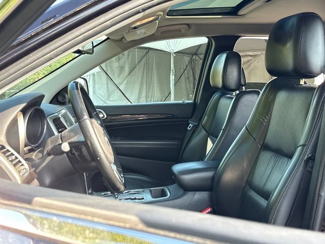 Used 2011 Blackberry Pearlcoat Jeep Laredo image 17