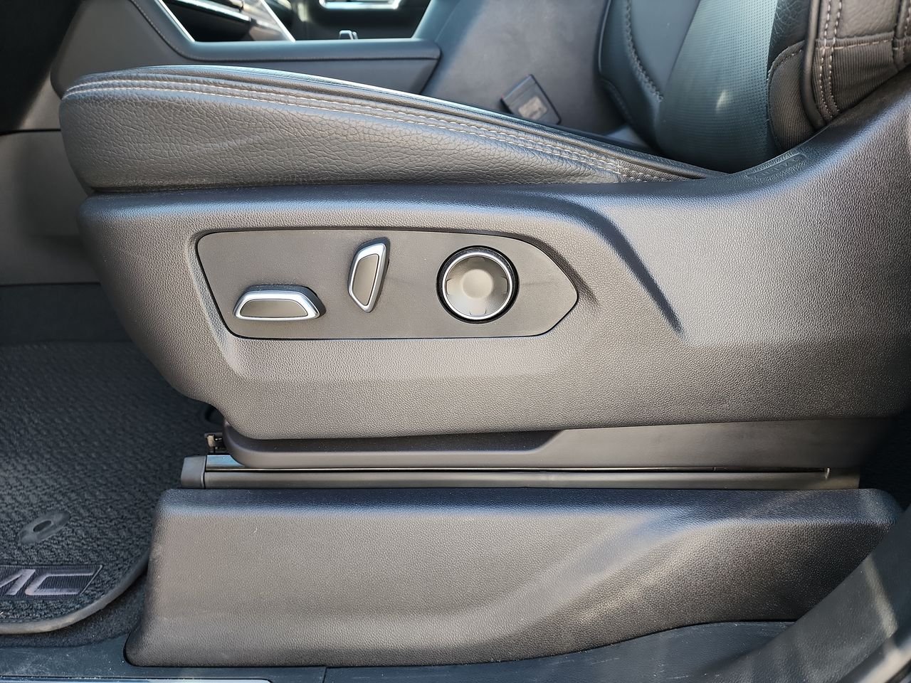 Used 2024 Sterling Metallic GMC Denali image 12