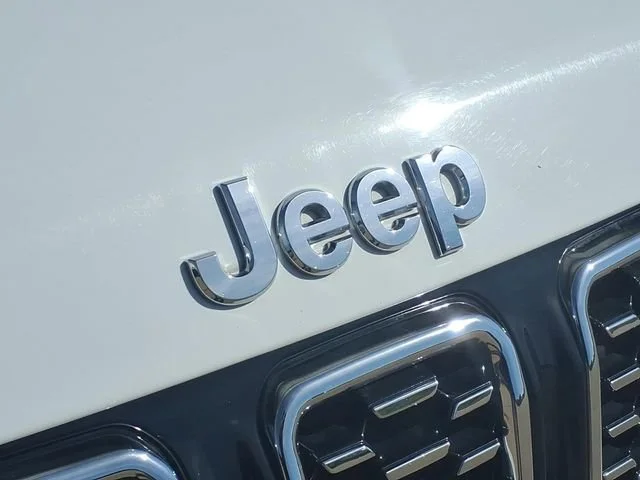Used 2025  Jeep Limited image 24