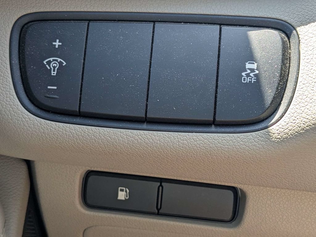 Used 2017 White Kia LX image 26