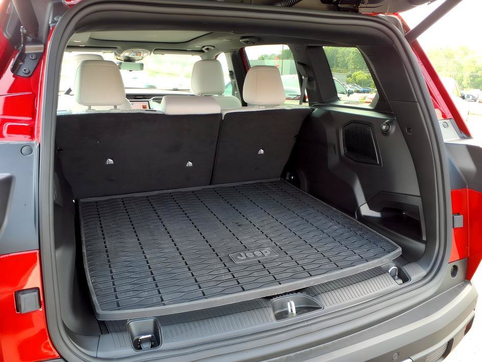 Used 2026 Red Hot Pearlcoat Jeep Overland image 10