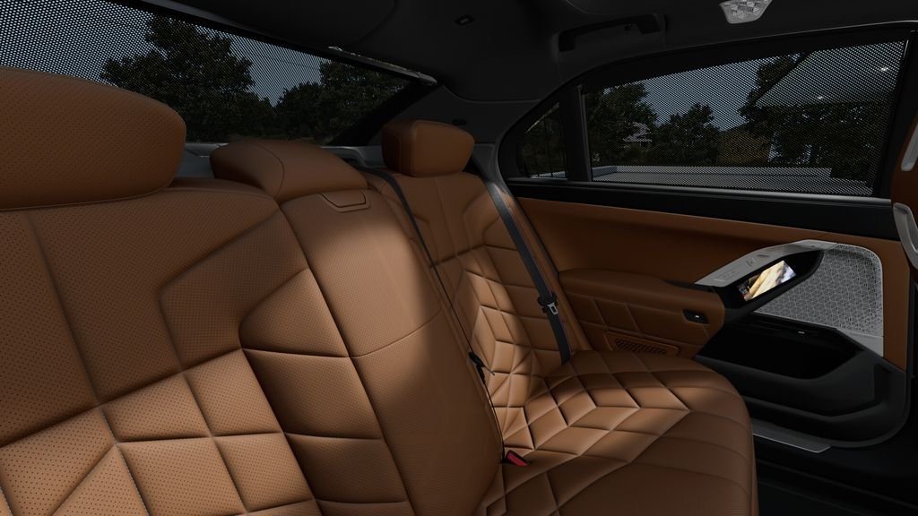 New 2026 Mineral White Metallic BMW 750e xDrive image 37