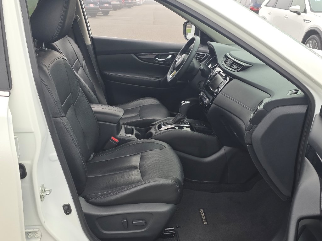 Used 2019 Pearl White Tricoat Nissan SL image 22