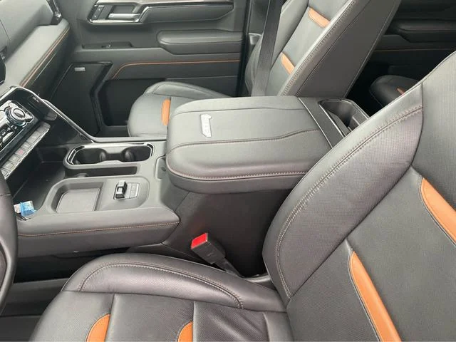Used 2025 White GMC AT4 image 31