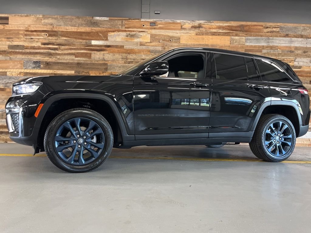 New 2026 Diamond Black Crystal Pearl-Coat Exterior Paint Jeep 85th Anniversary image 16