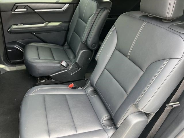 Used 2024 Summit White GMC AWD Elevation image 18