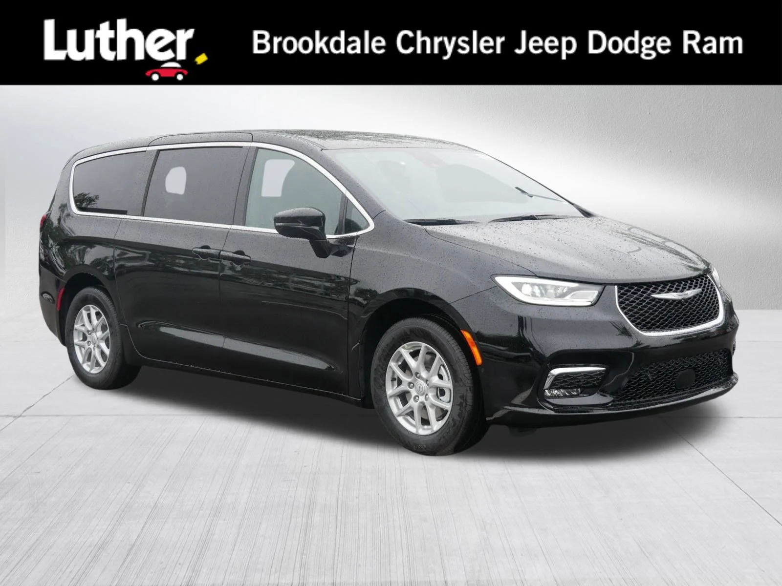 2026 Chrysler Pacifica Select's photo