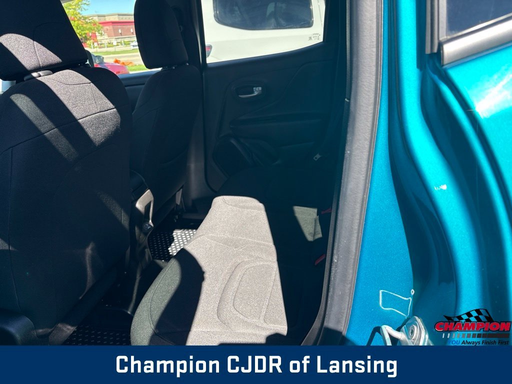 Used 2022  Jeep Latitude image 18