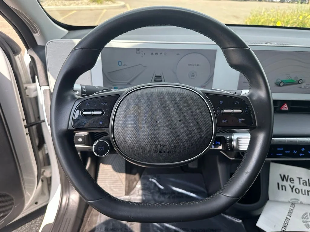 Used 2022 White Hyundai SE image 19