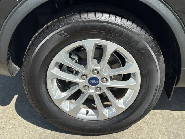Used 2022 Black Ford SE image 22