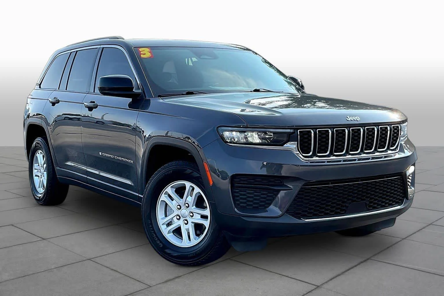 Used 2023 Baltic Gray Metallic Clearcoat Jeep Laredo image 5