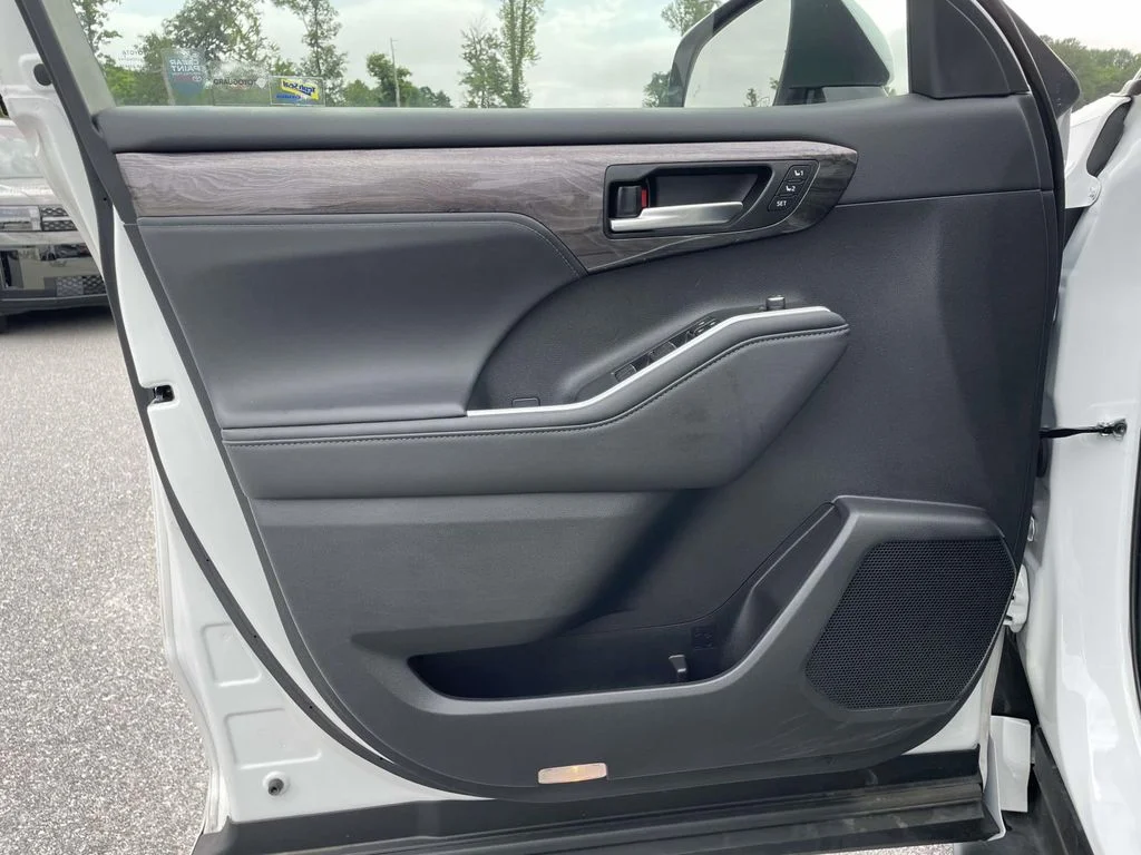 Used 2024 Wind Chill Pearl Toyota Platinum image 7