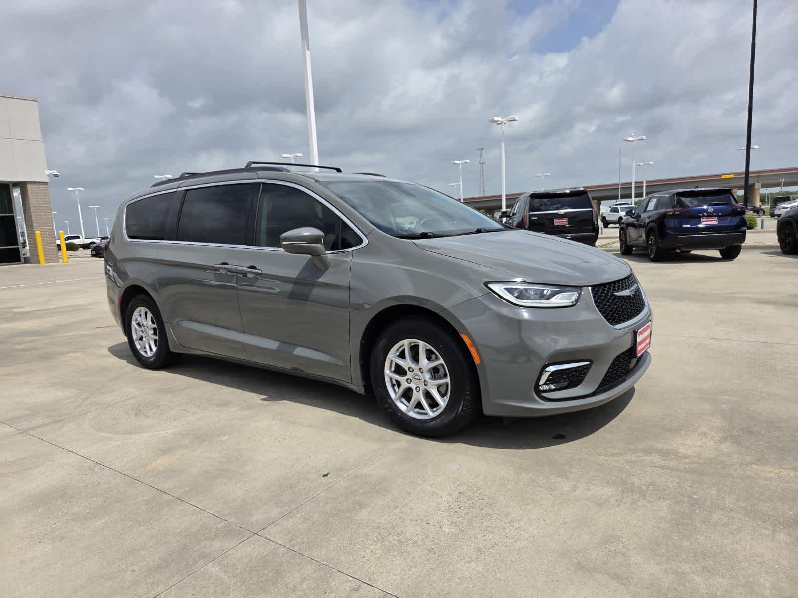 Used 2022 Ceramic Gray Clearcoat Chrysler Touring L image 7