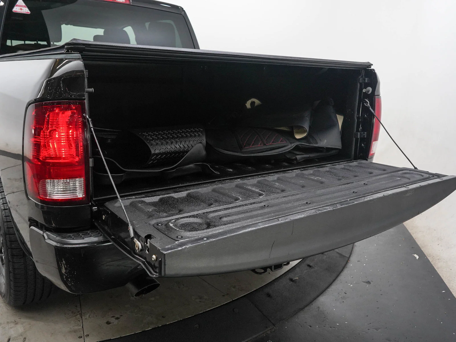 Used 2018 Brilliant Black Crystal Pearlcoat Ram Express image 11