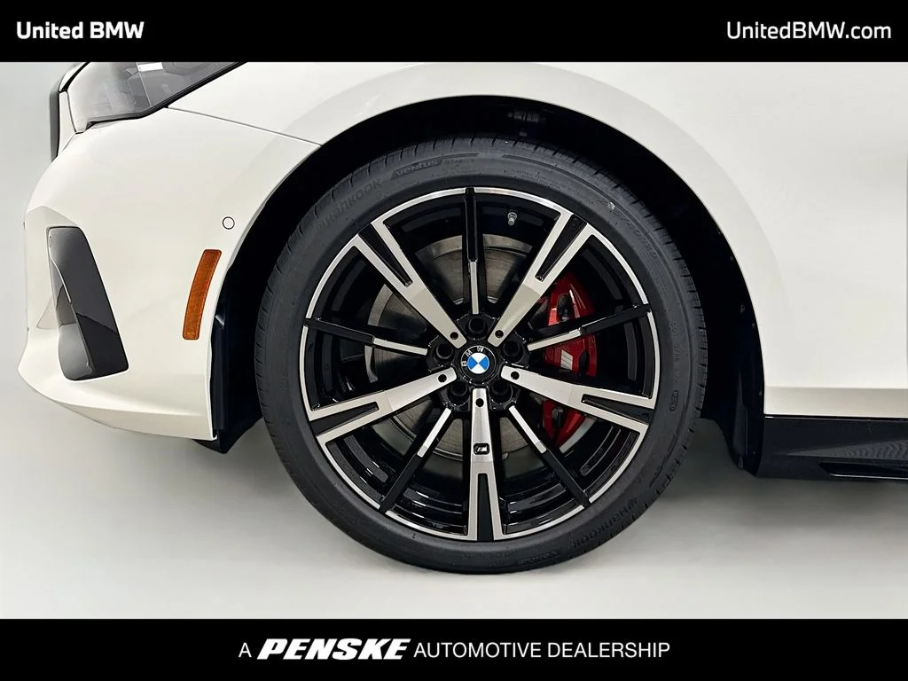 New 2027 Alpine White BMW 530i xDrive image 2