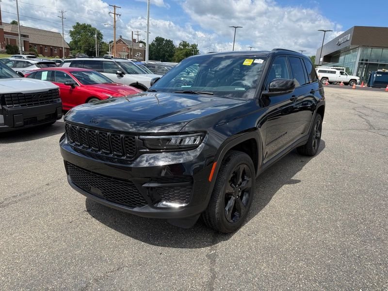 Used 2024 Black Jeep Altitude image 3