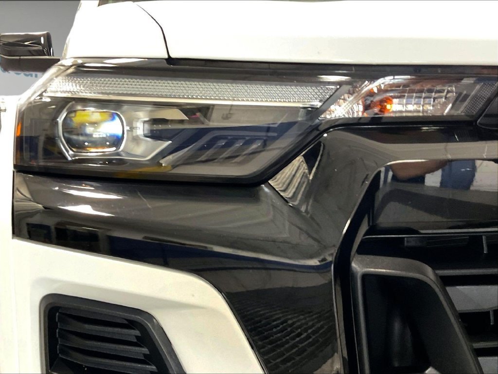Used 2023 White Chevrolet Z71 image 33