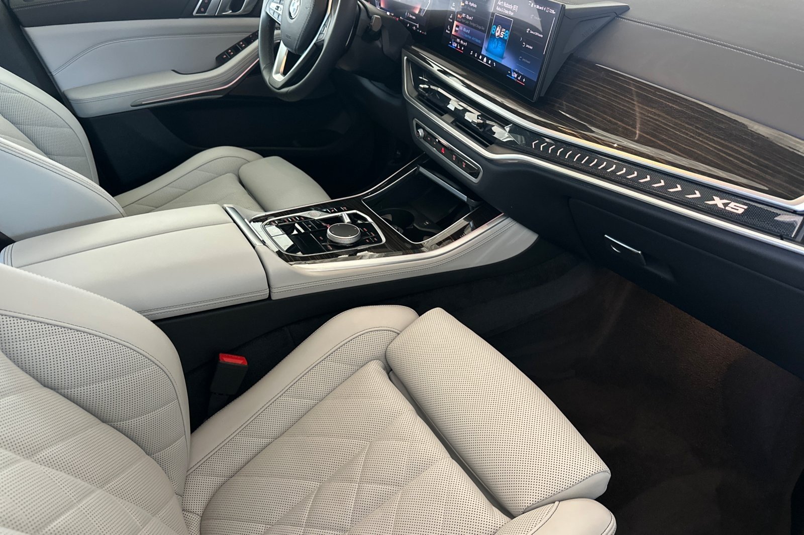 Used 2024 Alpine White BMW sDrive40i image 15