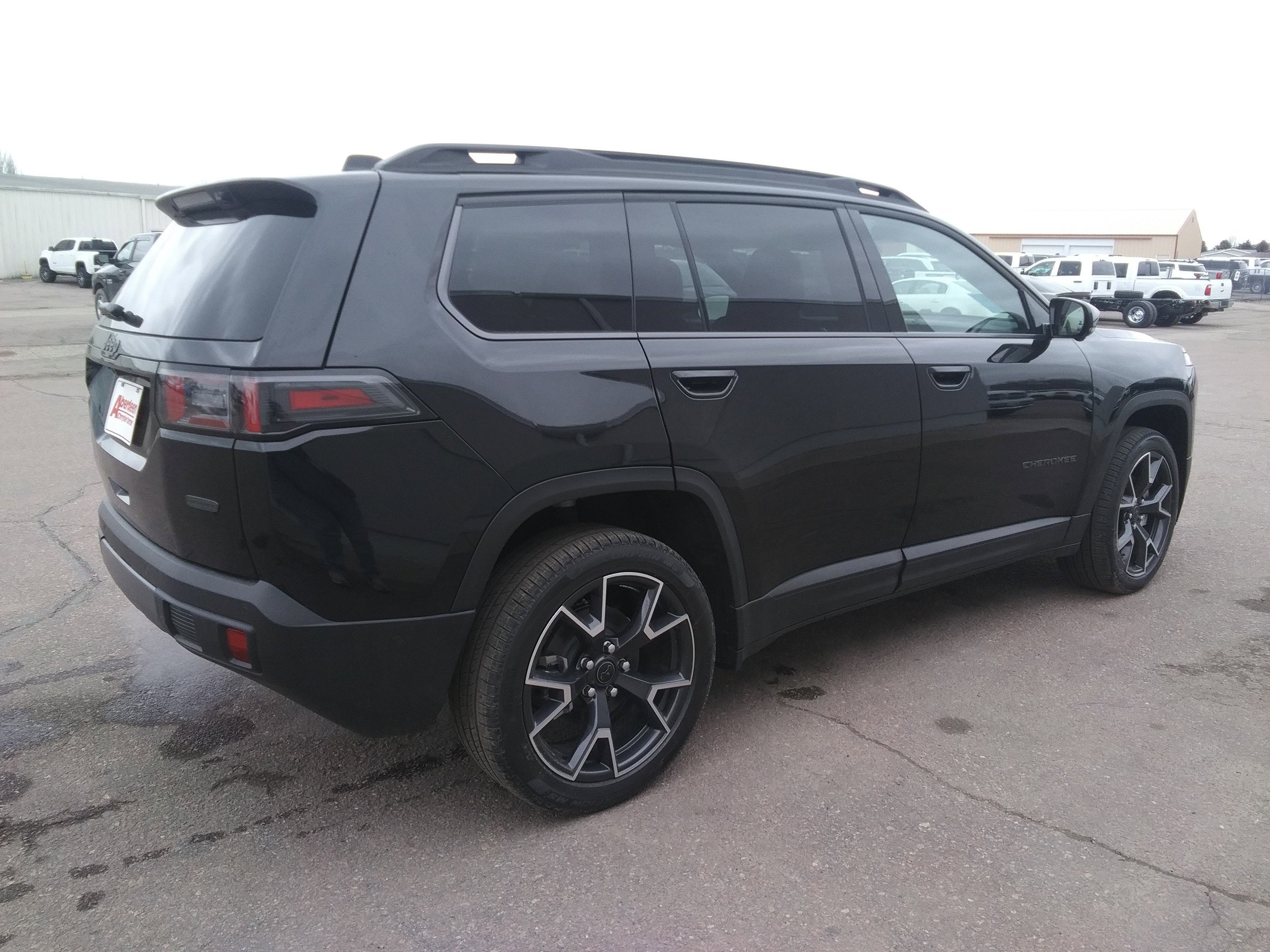 New 2026 Diamond Black Crystal Pearl-Coat Exterior Paint Jeep Overland image 5