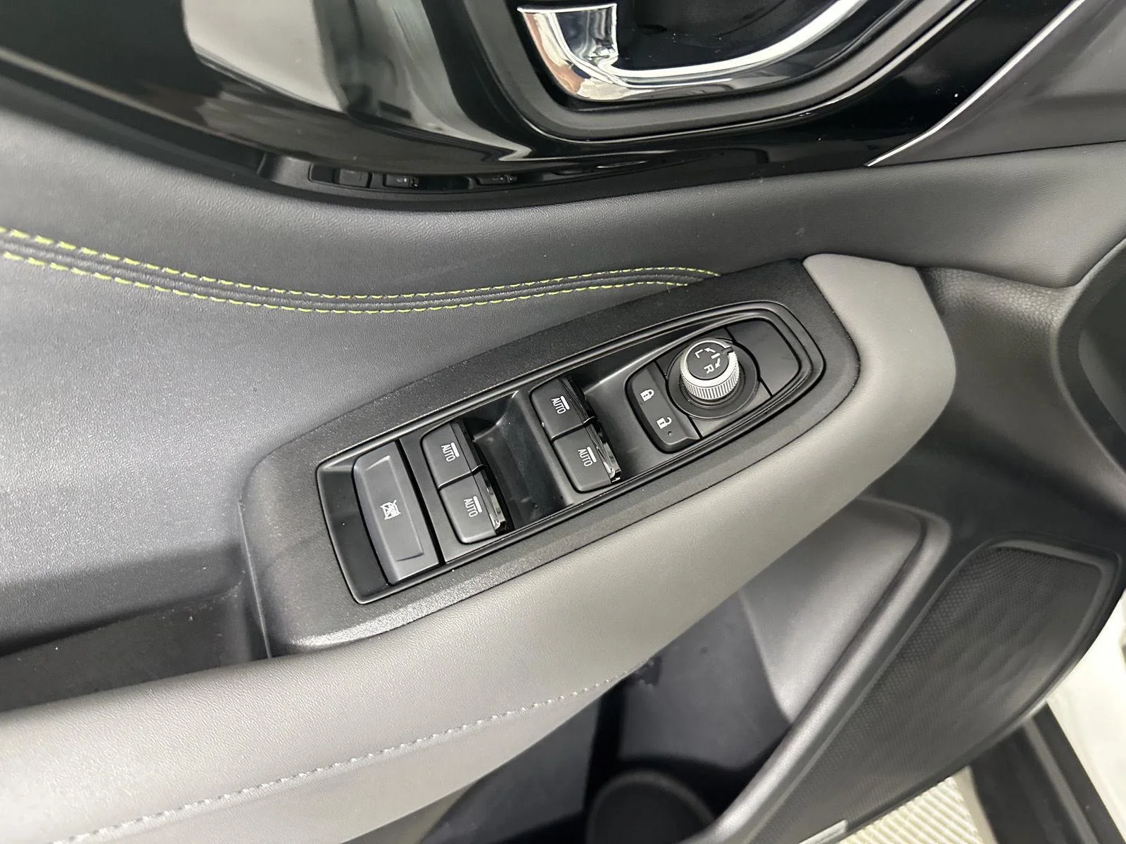 Used 2025 Crystal White Pearl Subaru Onyx Edition image 15