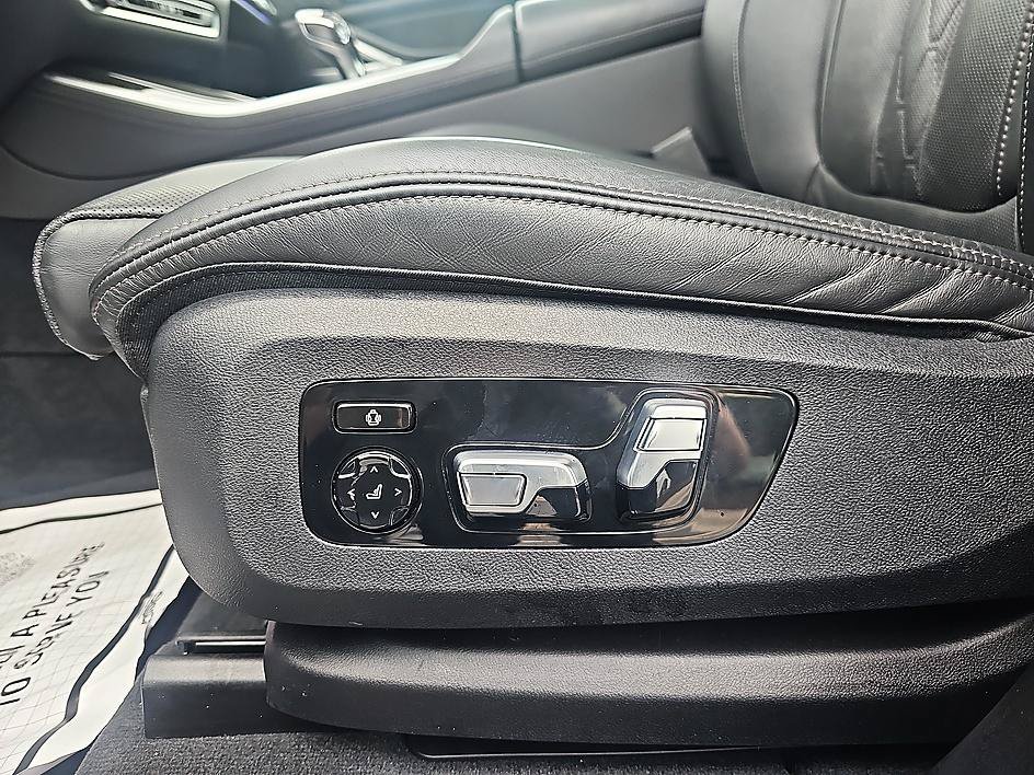 Used 2021 Black Sapphire Metallic BMW M50i image 16