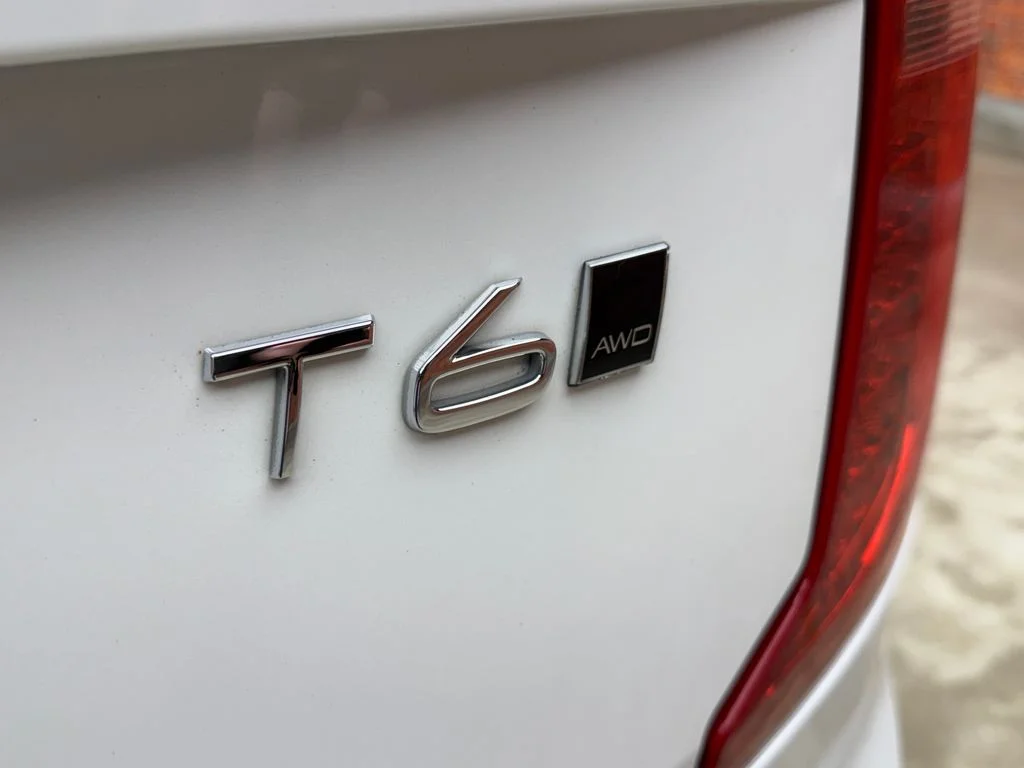 Used 2021 White Volvo T6 Momentum image 5