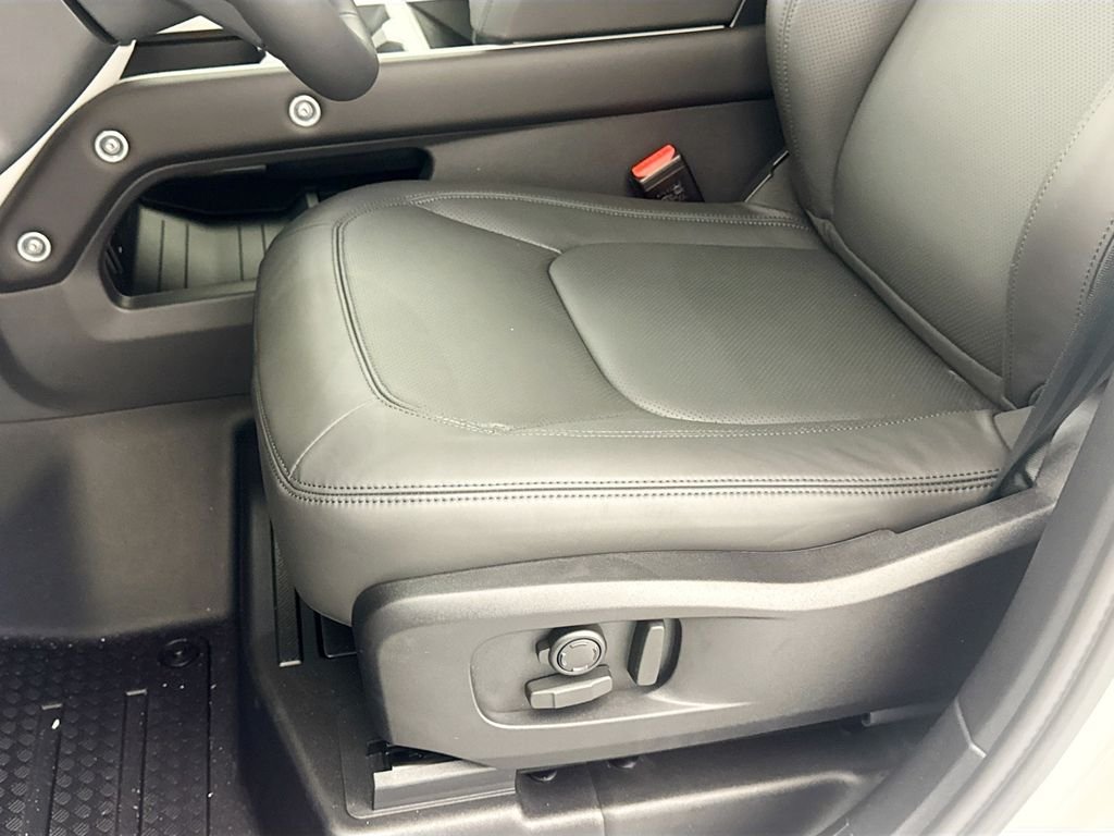New 2026 Fuji White Land Rover X-Dynamic SE image 18