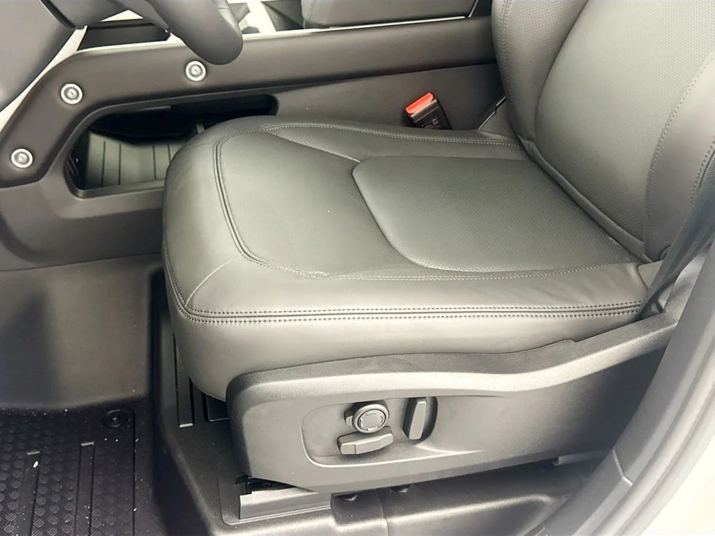 New 2026 Fuji White Land Rover X-Dynamic SE image 18