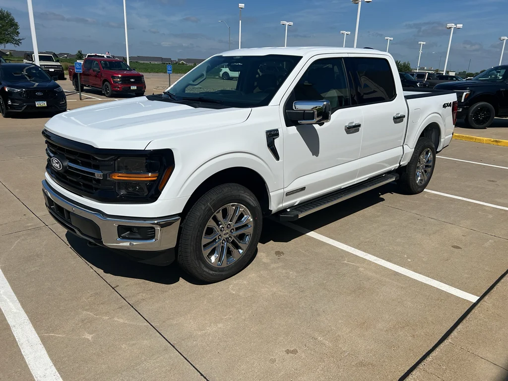 New 2026 Oxford White Ford XLT image 4