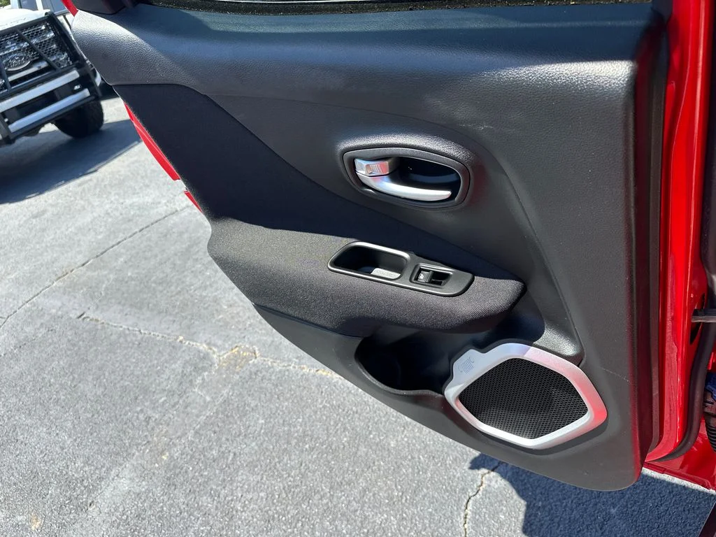 Used 2018 Red Jeep Latitude image 21