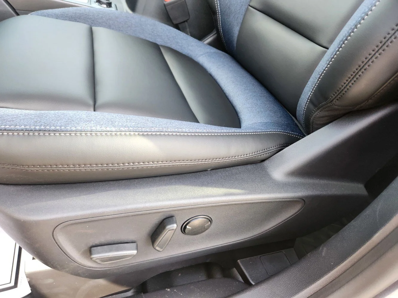 New 2026 Carbonized Gray Metallic Ford Outer Banks image 18