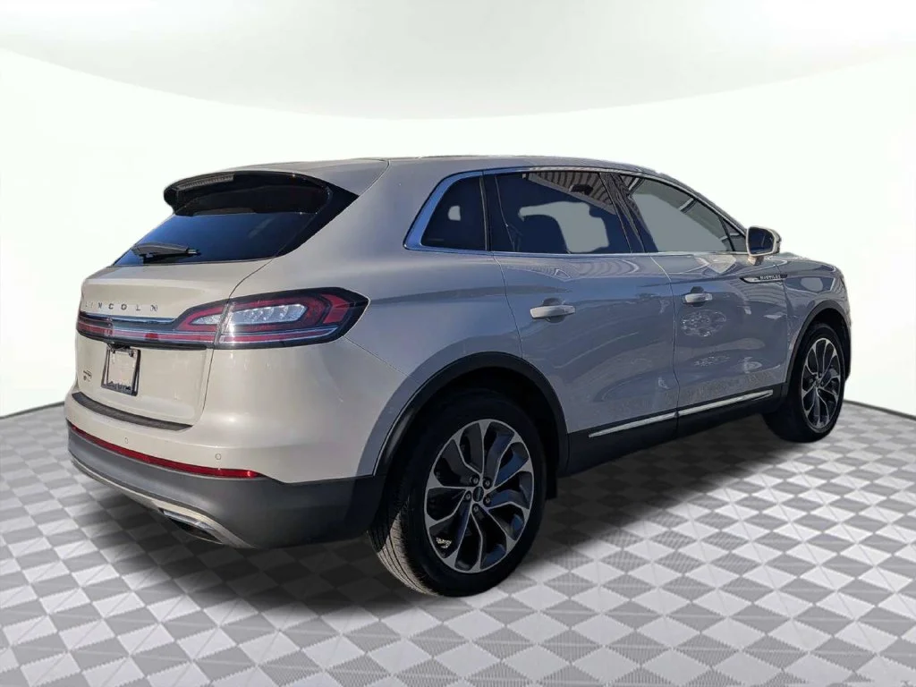 Used 2022 Pearl Metallic Lincoln Reserve image 3