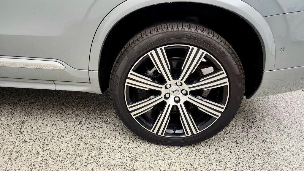 Used 2025 Silver Dawn Metallic Volvo T8 AWD Plus 7-Seater image 9