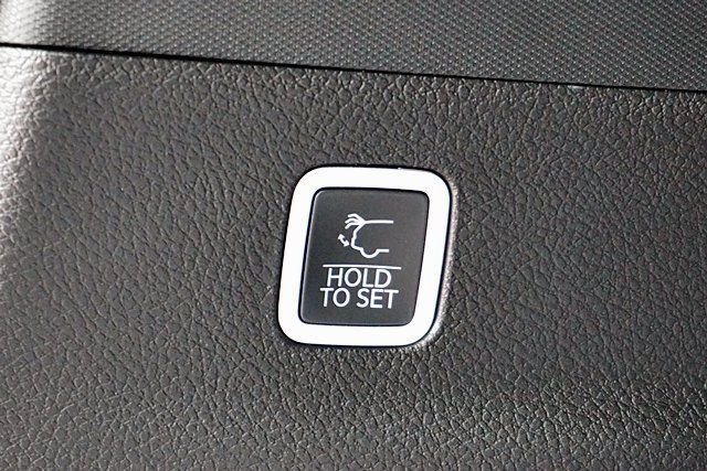 New 2026 Bright White Clear-Coat Exterior Paint Jeep Limited Reserve image 17