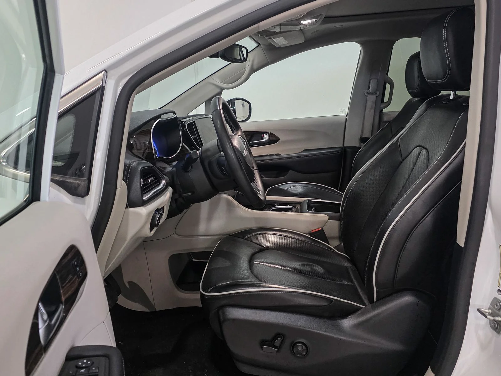 Used 2023 White Chrysler Limited image 20