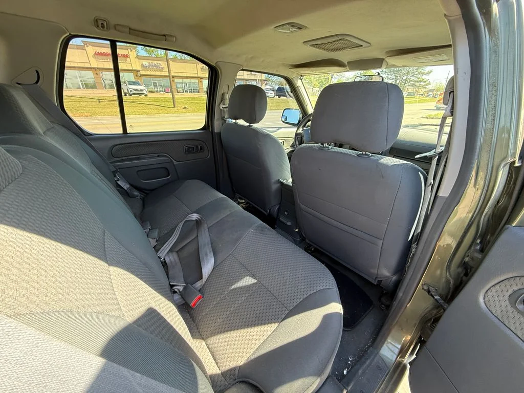 Used 2004 Green Nissan XE image 9
