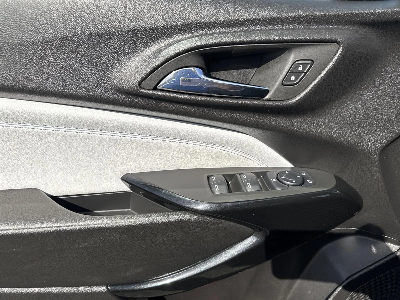 Used 2025 Cypress Gray Chevrolet LT image 17
