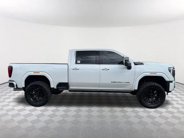 Used 2024 White Frost Tricoat GMC Denali Ultimate image 4