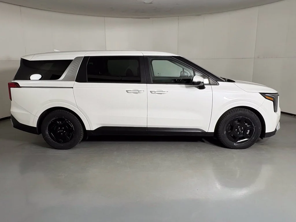 Used 2025 White Kia LXS image 9