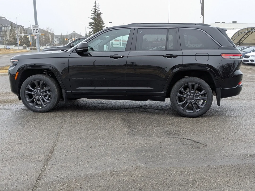 New 2026 Black Jeep Limited Reserve - - 4x4 - Pano Sunroof - Nappa Lthr - Vent Seats - Tow Pkg - Remote Start & More! image 5